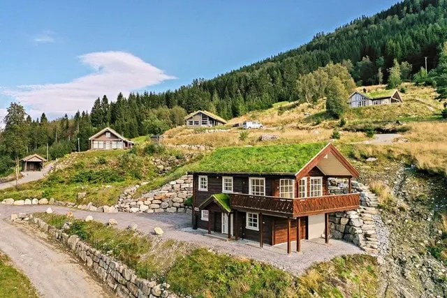 Idyllic cabin right by the Jølstra lake. - Image 1