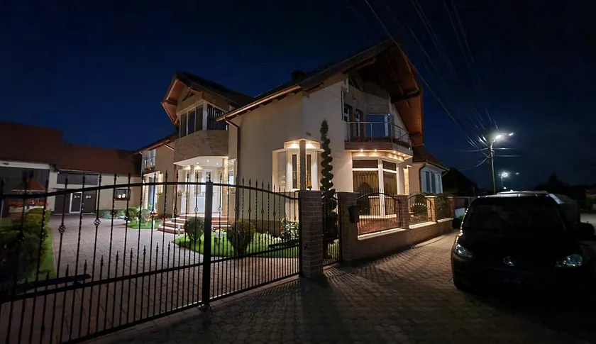 MeLux Airport House - Image 1