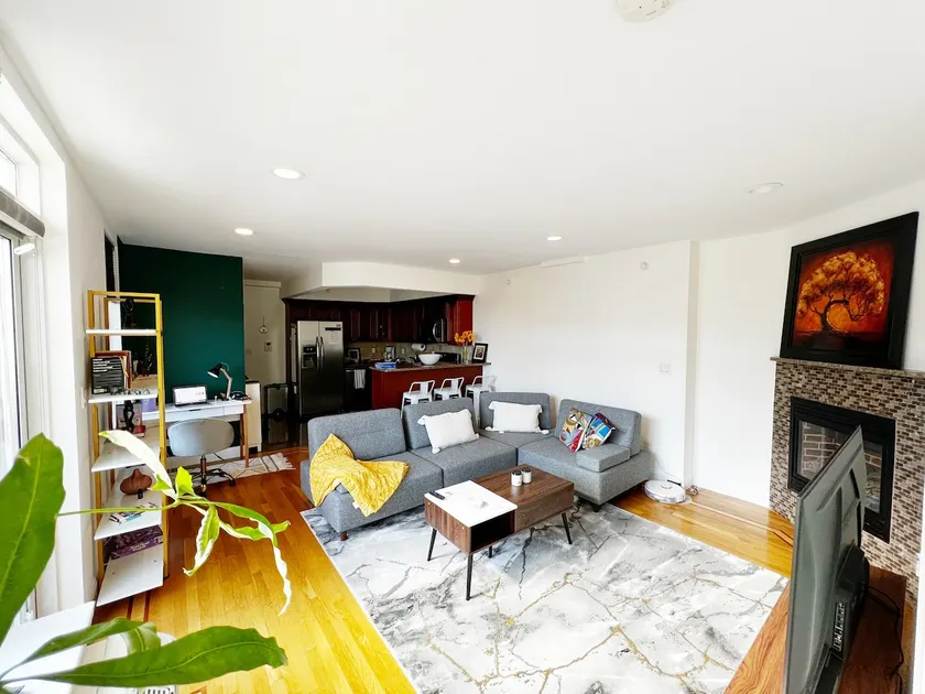 Modern Room w/ balcony in Astoria - Image 1
