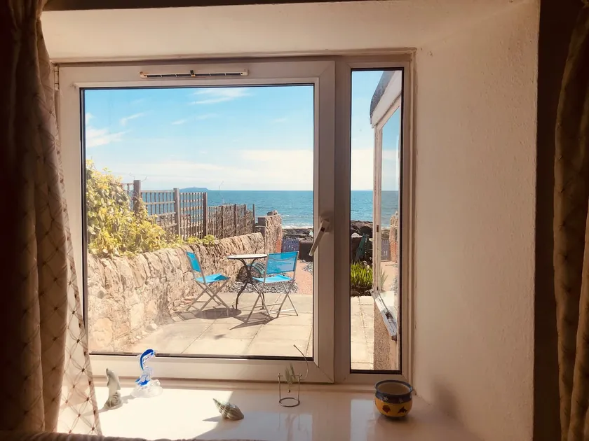 Beachfront cottage with spectacular sea views - Image 1