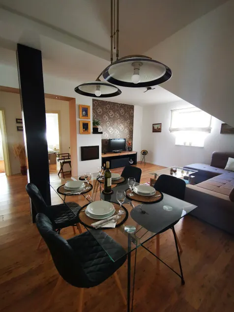 Beautiful 2 bedroom apartment + free parking - Image 1