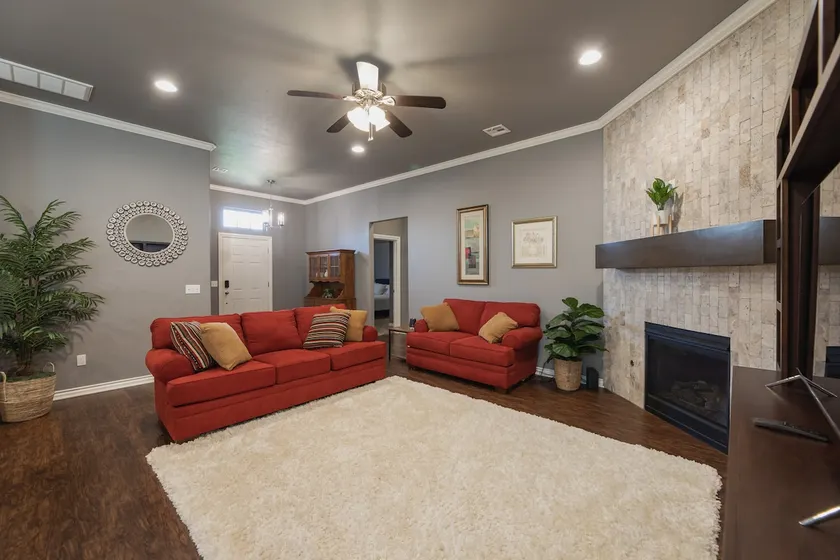 Cheerful 3 bedroom home with indoor fire place - Image 1