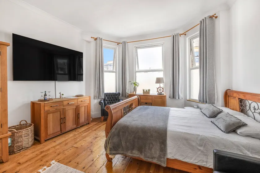 Lovely spacious, quiet ground floor apartment - Image 1