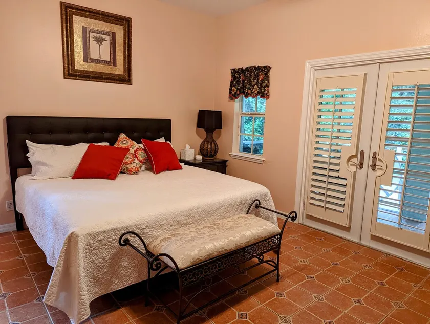 Private Suite is over 900 sq. feet of living space - Image 1