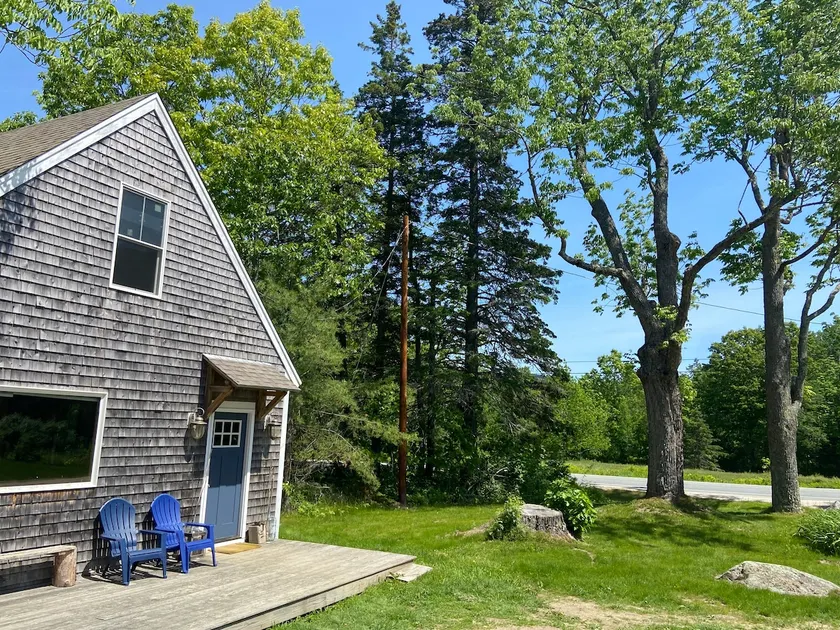 Blue Hill Bungalow with open, natural light - Image 1