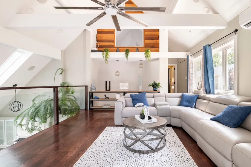 Luxury Private Estate with 6 Bedrooms in Leesburg - Image 1