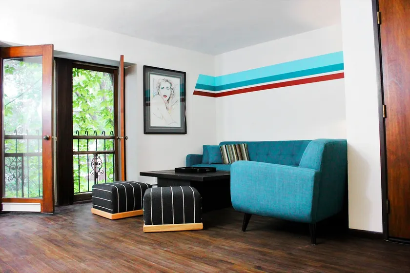 Gorgeous 2 bedroom City Hideaway in the Trees - Image 1