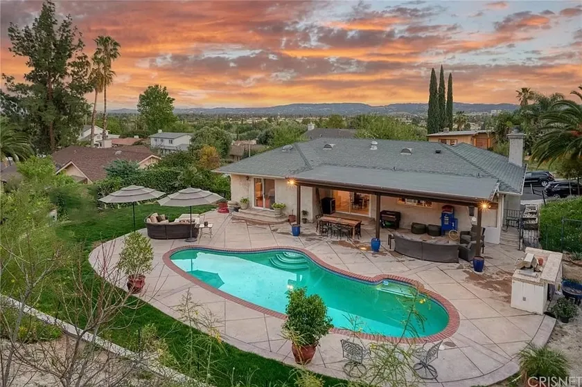 Cozy 4BD with pool Near LAX/Beach/Universal studio - Image 1