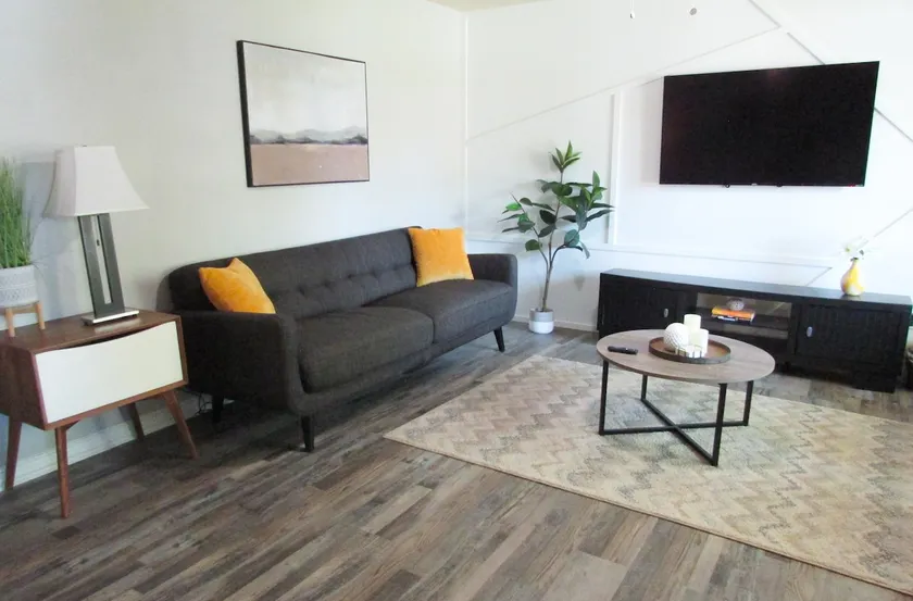 Modern Home Close to Major DFW Attractions - Image 1