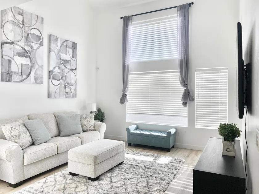 Clean and open remodeled luxury townhouse! - Image 1
