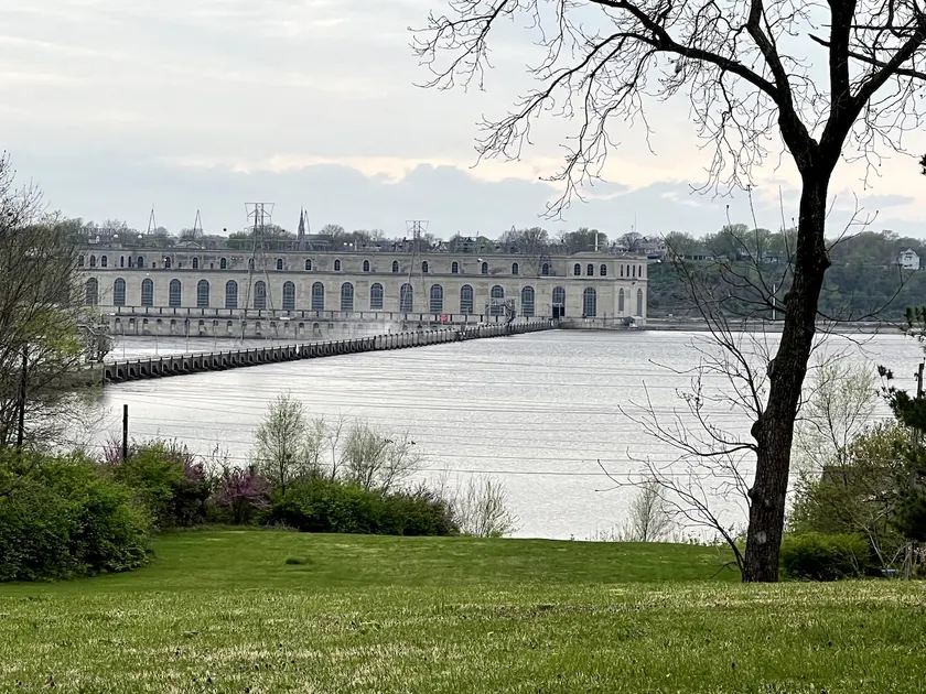 Riverview Orchard 1: Mississippi River & Dam View - Image 1