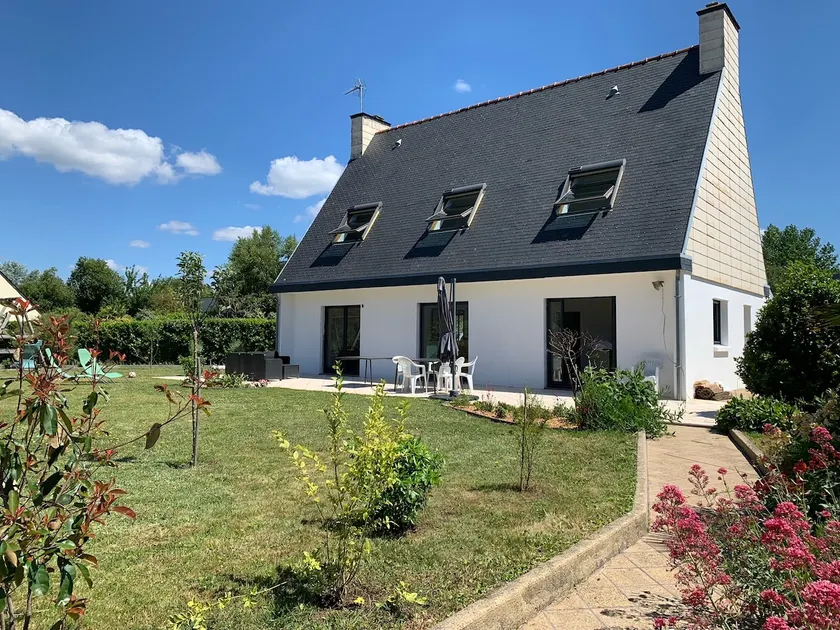 Large cozy house with enclosed garden - Image 1