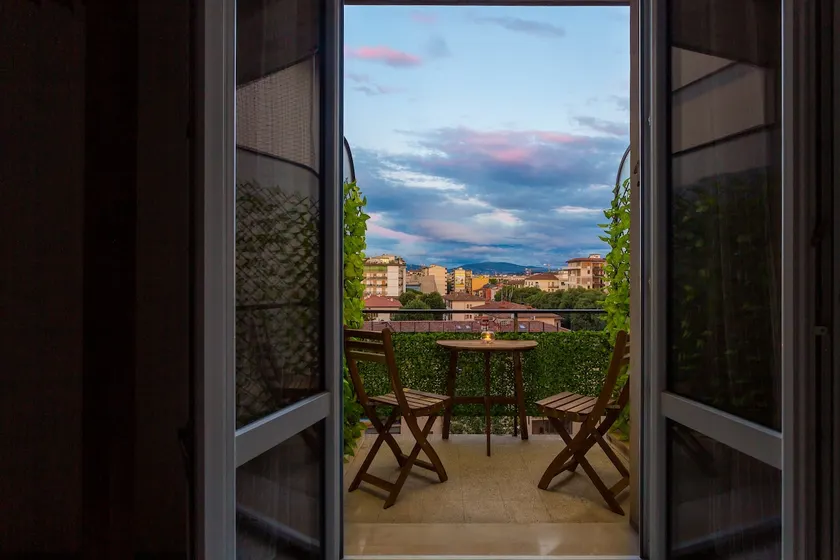 Living Florinda Apt. (3' to Airport, 9' to Center) - Image 1