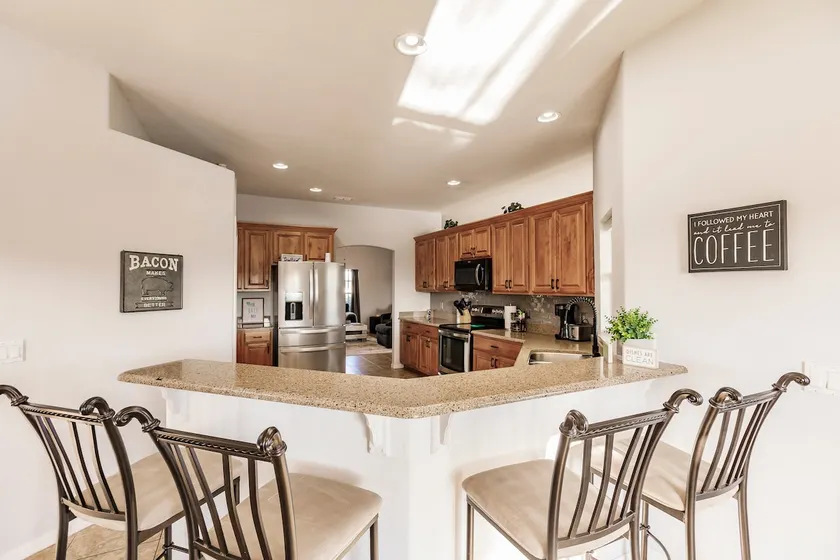 Luxurious 4 Bedroom Canal-Front Home, Pet Friendly - Image 1