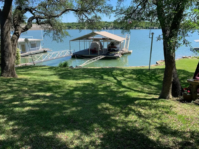 Peaceful Lakefront Retreat On Lake Brownwood - Image 1