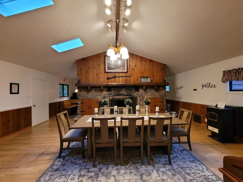 Cozy Cabin, Zip Line, Fire Pit, Swimming Pool - Image 1