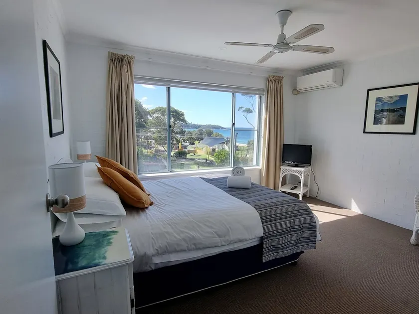 Beach views from a bright and sunny unit - Image 1
