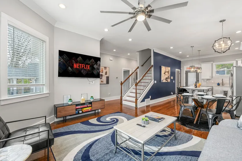 5 mins to DT, King bed, 4 BR/3 BA home, Sleeps 10 - Image 1