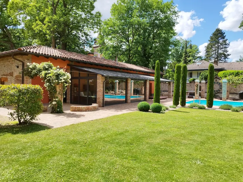 Stylish guest house with pool - Image 1