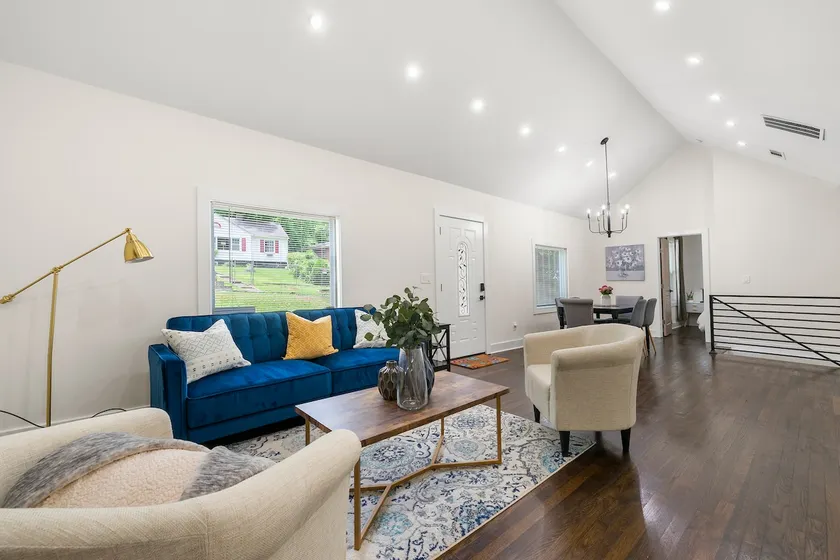 Spacious Cottage House | Mins to Downtown - Image 1