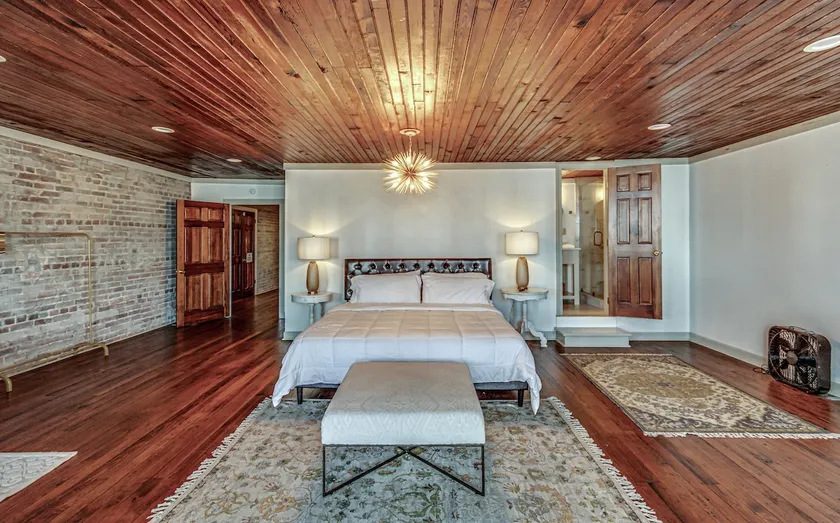 The Riff House, 2 bedroom guest suite with balcony - Image 1