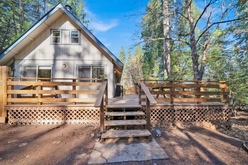 Cheerful 3-bedroom Cabin with indoor fire place. - Image 1