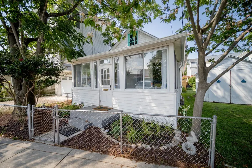 Bayside Bungalow: Cozy North Beach Getaway - Image 1