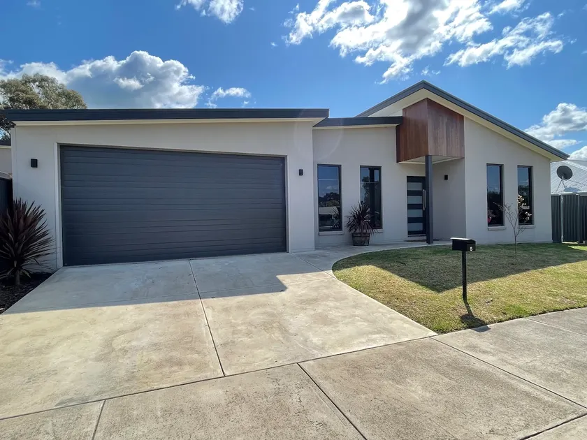 Modern home away from home - Image 1