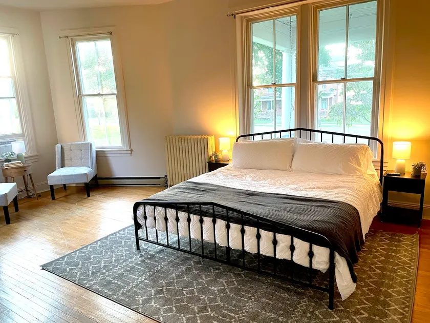 Spacious apt with King beds in DT Charles Town - Image 1