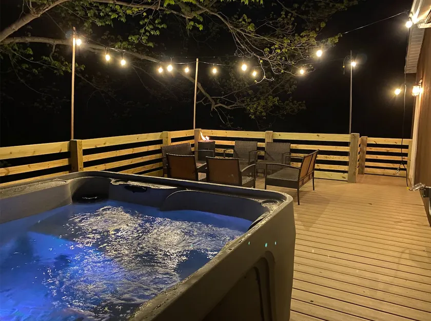 Mud Creek Lodge .1 mi to Bristol Mountain / Hot Tub / Creek - Image 1