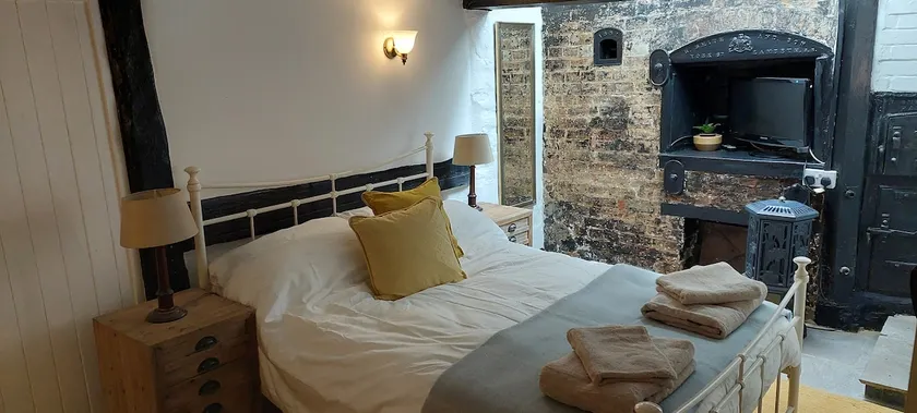 16th Century Bakery retreat in the Surrey Hills - Image 1