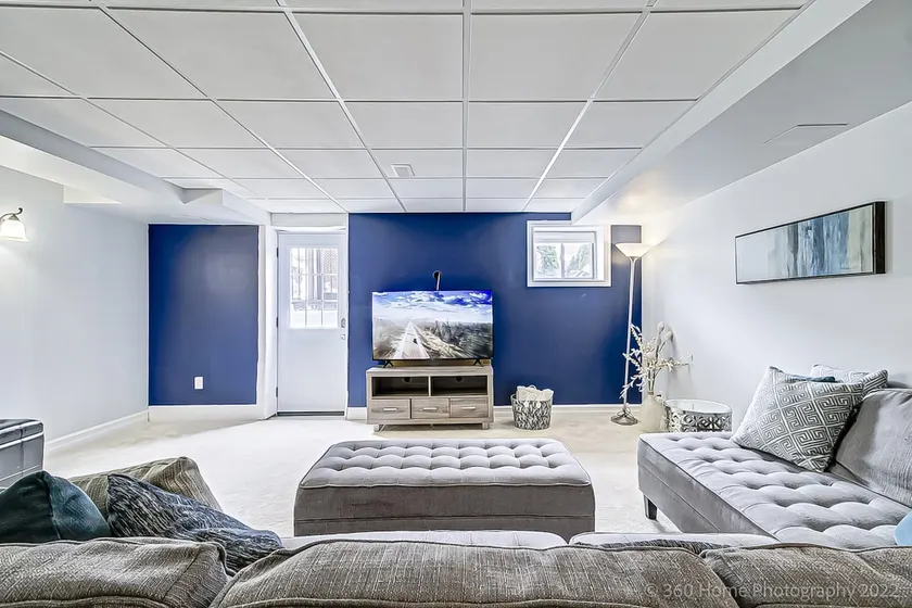 * Spacious & Modern 2BR | Free Parking * - Image 1