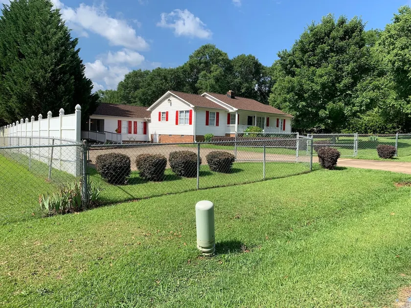 Bear Country Hideaway in Boiling Springs - Image 1