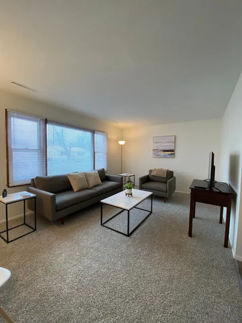 Gorgeous, quiet 2 bed 1 bath apt, yard & garage. - Image 1