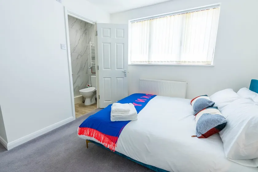 4 en-suite bedroom house with free parking Aylesbury - Image 1