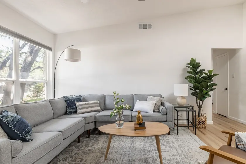 No guest fee/Elegant/Pet friendly/15mins to DT - Image 1