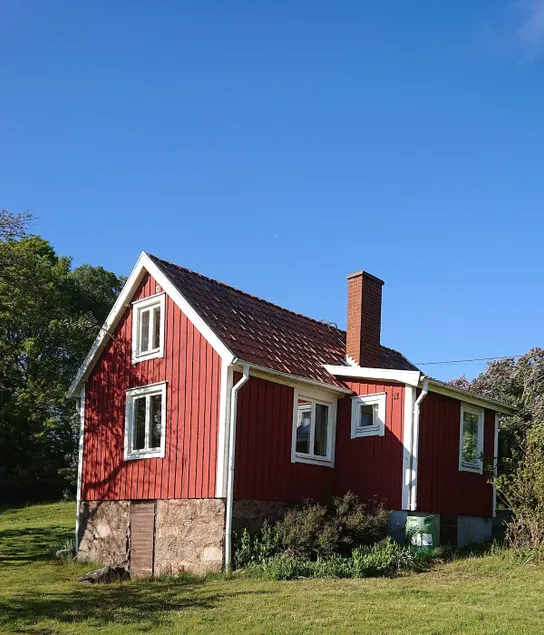 Typical Swedish cottage in the countryside - Image 1