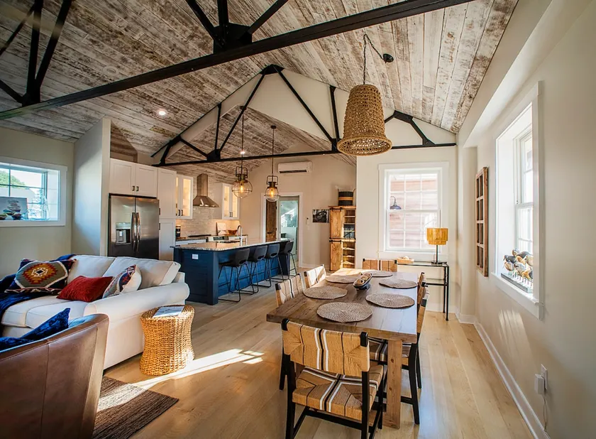 Upscale Downtown Suite in Lewes - Image 1