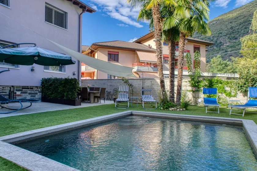Elegant apartment with pool and parking - Image 1