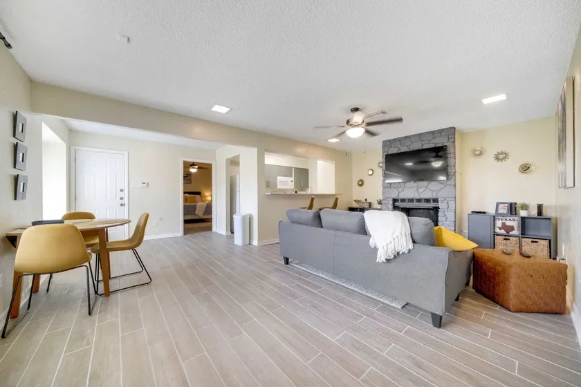 Bright and airy 2 bedroom home near major hospital - Image 1