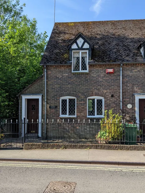 Riverbank Cottage - Image 1