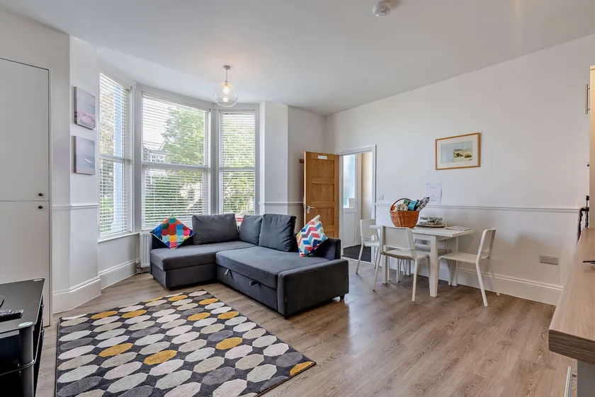 Dizzy Lows Modern 1 Bedroom Swanage Apartment with Sea View - Image 1