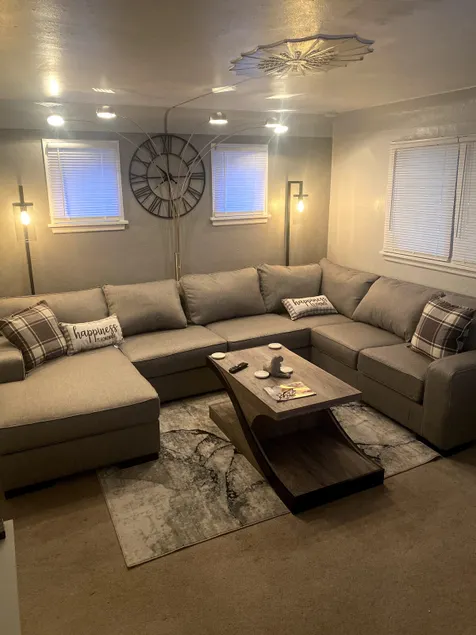 Smoke Free!!The Rock House Bnb, StL. Centrally Located + Park. 8 person Max! - Image 1