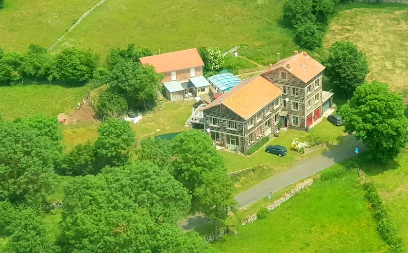 Gîte Charmant à Alleyrac: Randonnées, Nature et Confort Moderne - Image 1
