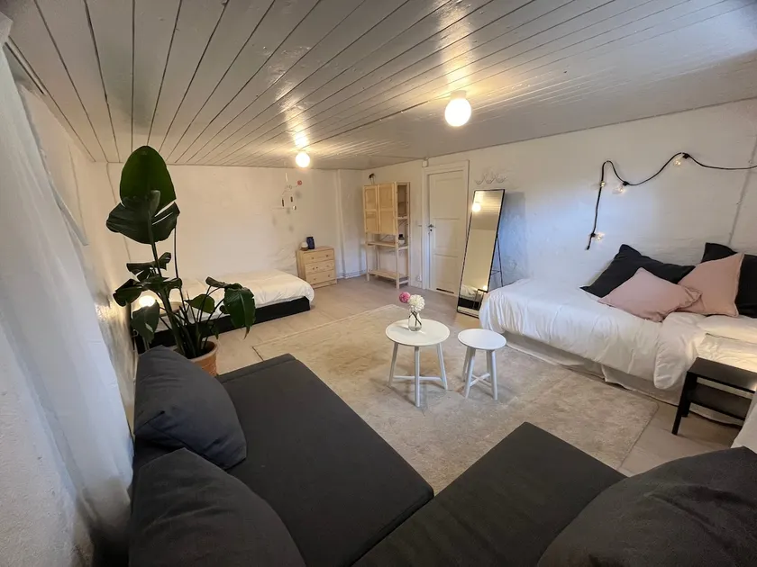 Spacious City Stay • Sleeps 8 • Free Parking 1 Car - Image 1