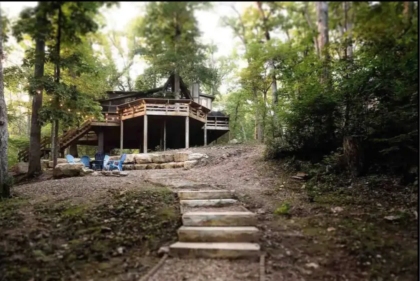 Innsbrook Falls Hideaway - Roomy lakefront Chalet - Image 1