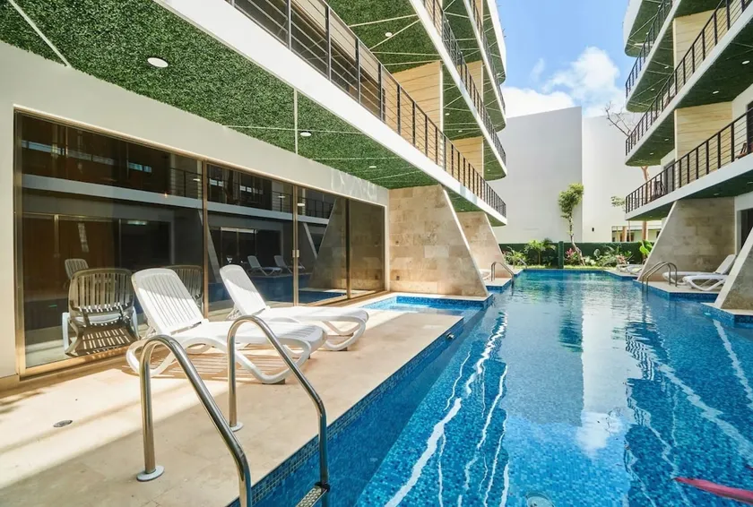 Sherlock - Swim up Suite & Gym & Beach Club Access - Image 1