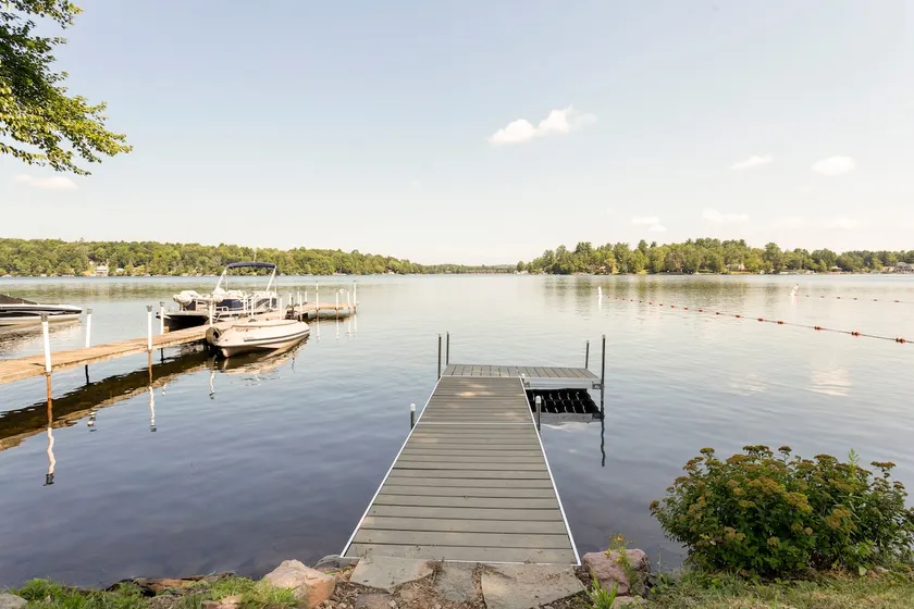 Lakefront Home on Woodstock Way - Image 1