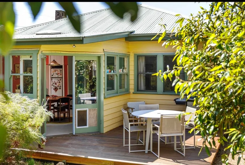 Cheerful mid-century cottage with indoor fireplace - Image 1