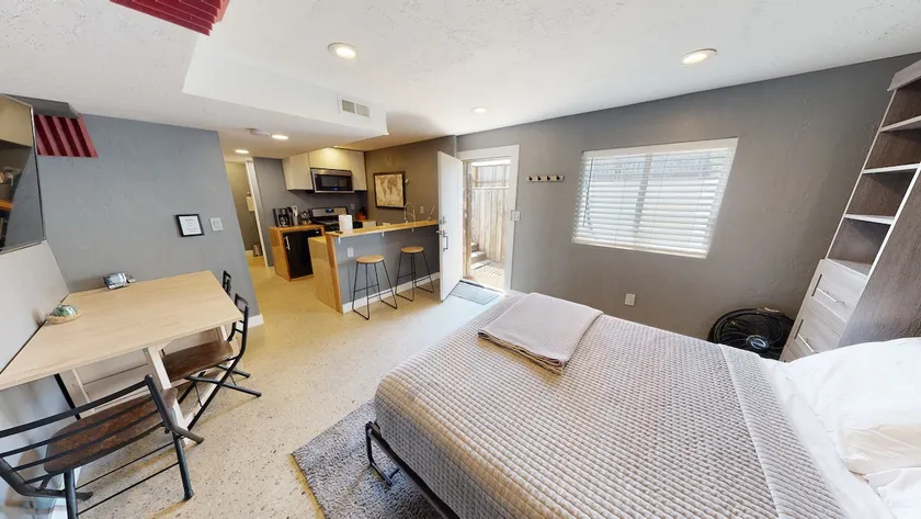 Newly Remodeled Studio -Private yard/entrance - Image 1